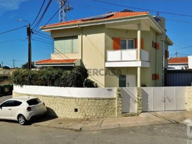 Moradia isolada T4 em Fajozes de 180 m²