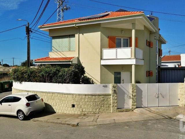 Moradia isolada T4 em Fajozes de 180 m²