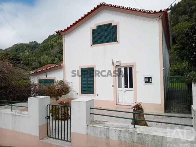 Moradia isolada T4 em Furnas de 250 m²
