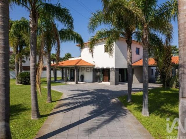 Moradia isolada T4 em Oliveira do Bairro de 540 m²