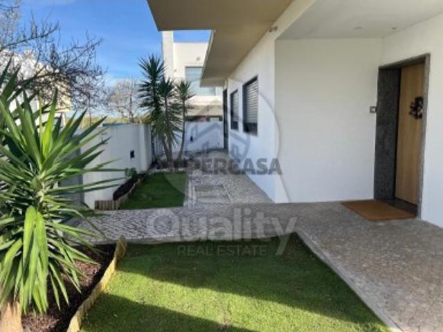 Moradia Isolada T4 em Santo António da Charneca