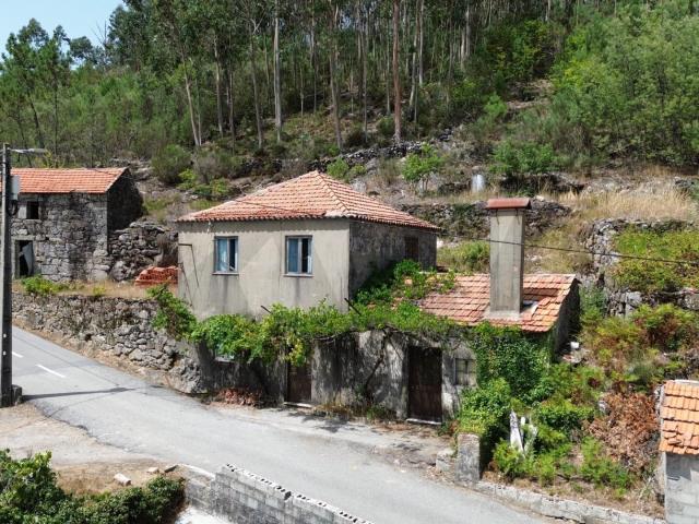 Moradia Isolada T4 em Pedra para Restauro | Terreno com 1.062 m² | Junqueira, Vale de Cambra