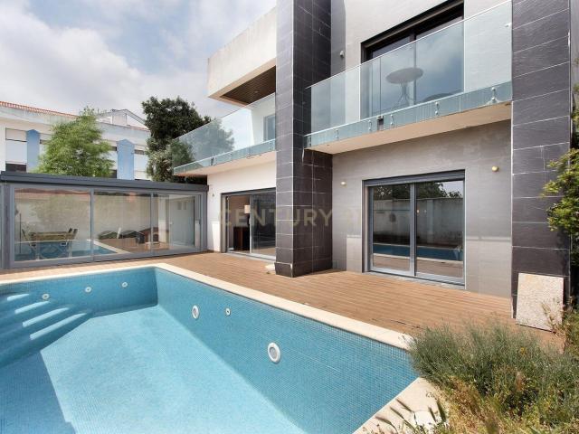 Moradia Isolada T4 Moderna com Piscina Privada, Jardim e Garagem Ampla na Pontinha