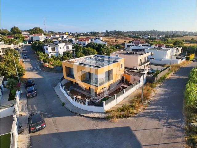 Moradia Isolada T4 Nova com Piscina Aquecida | Caparica | Co. 175m² Caparica e Trafaria