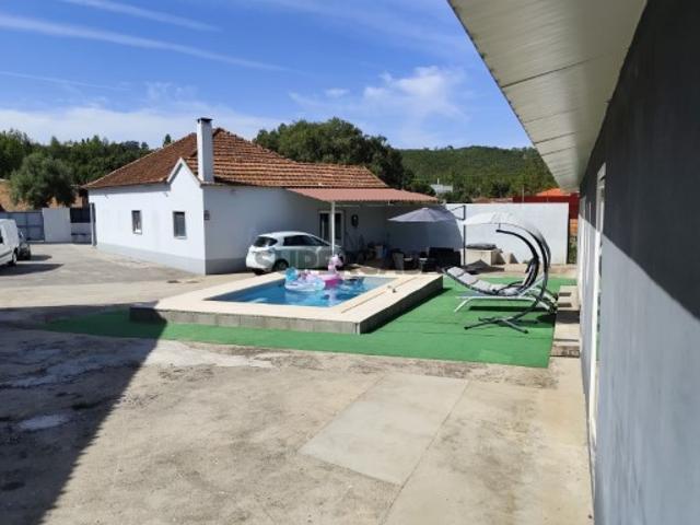 Moradia isolada T4 renovada com 4800 m² de terreno em Amiais de Cima, Santarém