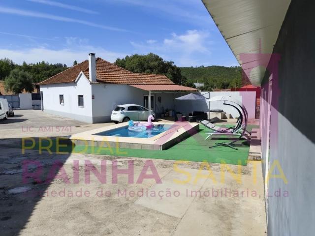 Moradia isolada T4 renovada com 4800 m² de terreno em Amiais de Cima, Santarém