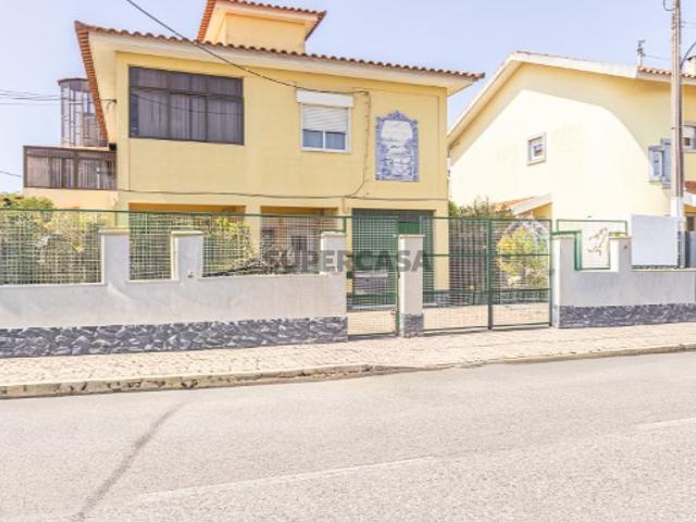 Moradia isolada T4 + T3 com garagem Porto Salvo, Oeiras 519.000€