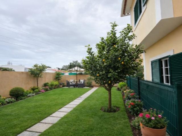 Moradia Isolada T5 com Garagem e Bom Espaço Exterior em Manique