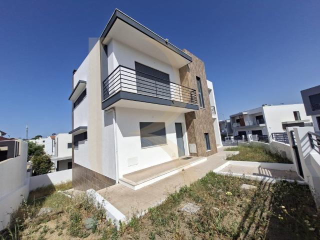 Moradia isolada T5 com garagem no Feijó. 180m² Laranjeiro e Feijó