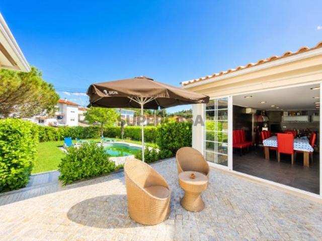 Moradia isolada T5 com piscina privada e jardim em Santa Clara, Coimbra