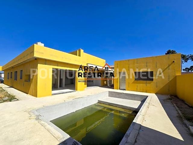 Moradia Isolada T5, c/Piscina e Garagem, em Azeitão