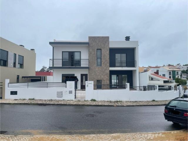 Moradia Isolada T5 Almada Feijó A estrear Garagem. 165m² Laranjeiro e Feijó