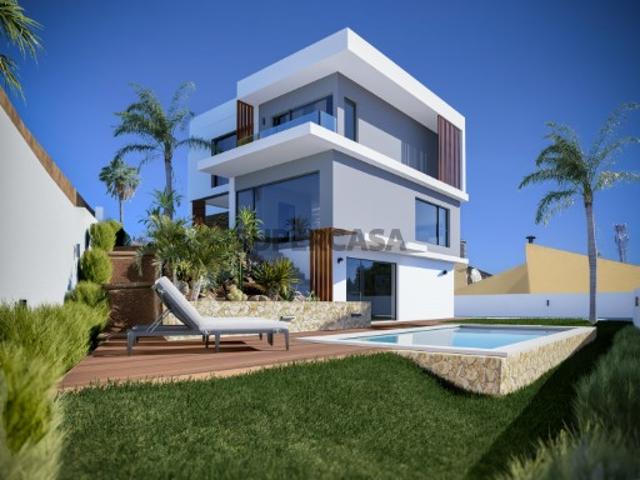 Moradia isolada T5, arquitetura contemporânea com garagem e piscina Quintinhas