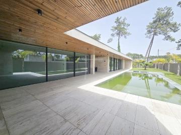 Moradia isolada T5, arquitetura contemporânea com piscina. 250m² Corroios