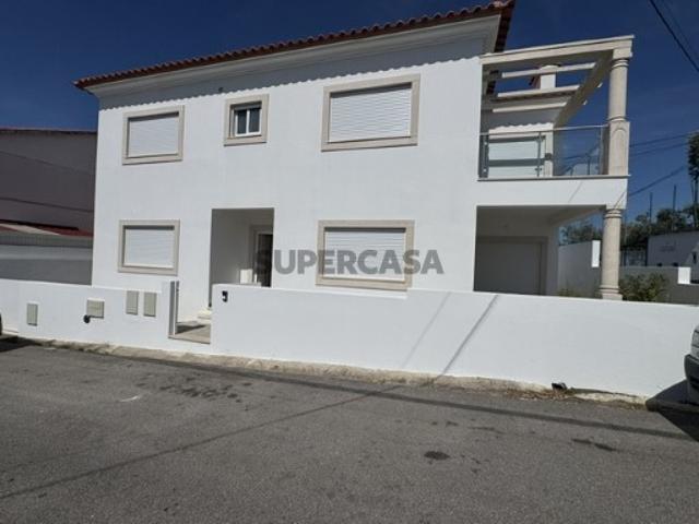 Moradia isolada T5 nova com garagem e alpendre em Coimbra