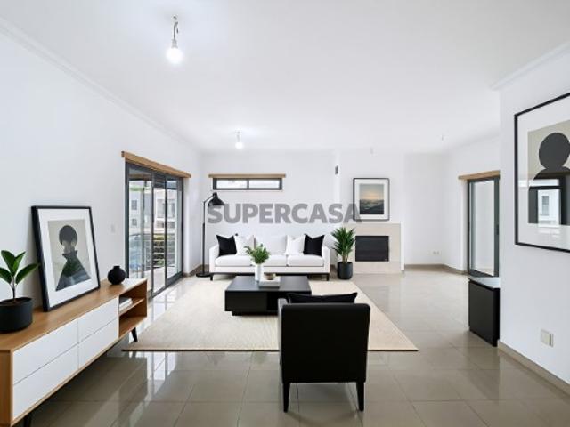 Moradia T5 com garagem de 100 m² e espaços verdes no Feijó