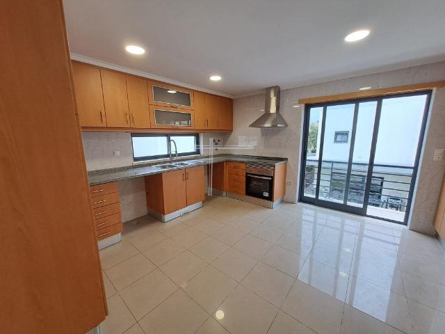 Moradia isolada T5 renovada, arquitetura contemporânea com g. 180m² Laranjeiro e Feijó