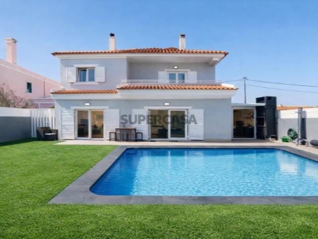 Moradia Isolada T6 com Piscina Aquecida e Garagem em Alhos Vedros