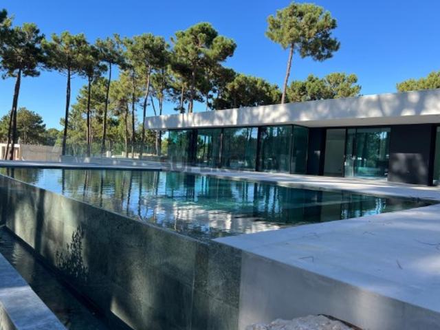 Moradia isolada T6, arquitetura contemporânea com garagem e piscina Herdade da Aroeira