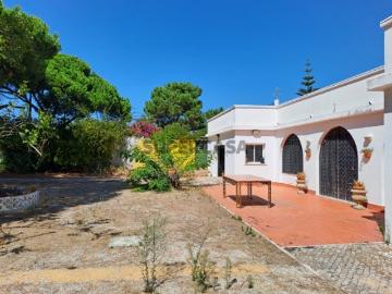 Moradia isolada T6, arquitetura tradicional com terreço com vista mar Capuchos