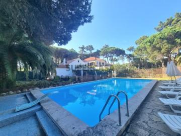 Moradia isolada T7 com + 3 T2 a 2 min da Praia zona de Janas