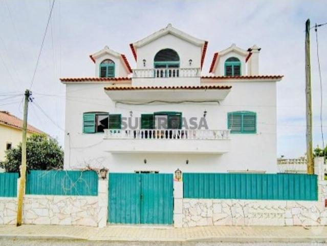 Moradia isolada T8 em Corroios de 255 m²