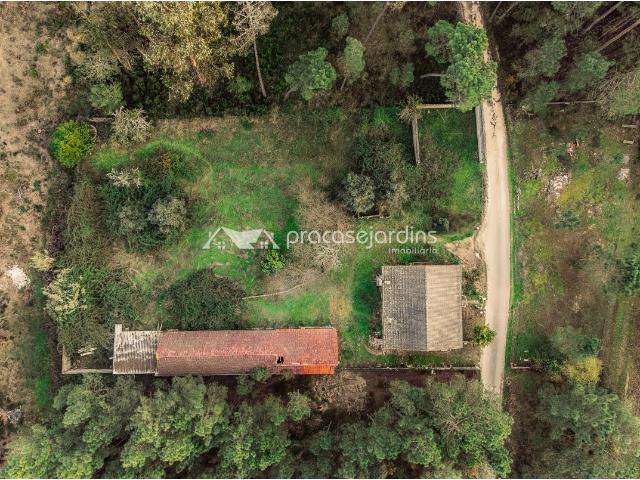 Moradia isolada térrea com anexos e terreno