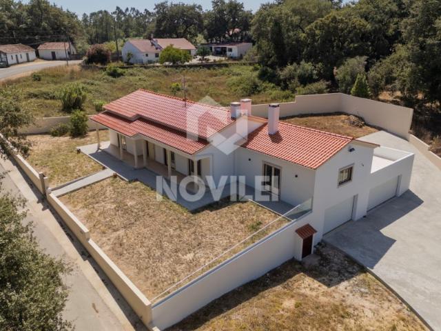 Moradia Isolada Térrea, renovada, 1500m2 de terreno murados