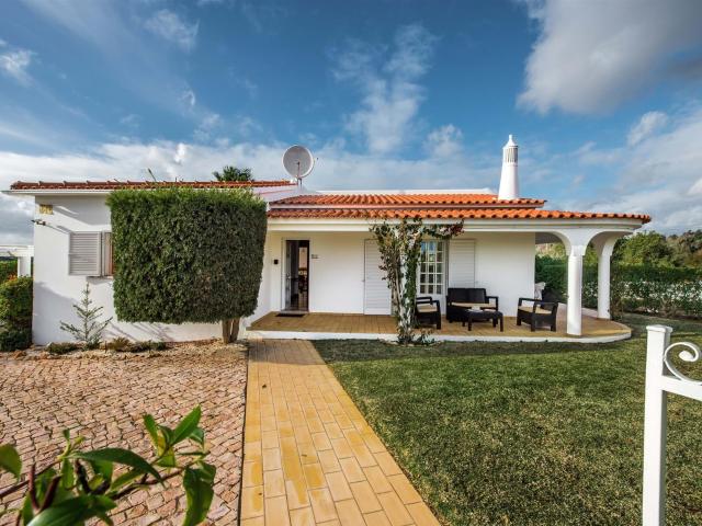 Moradia Isolada V3 com Piscina e Jardim, Guia 188m² Guia