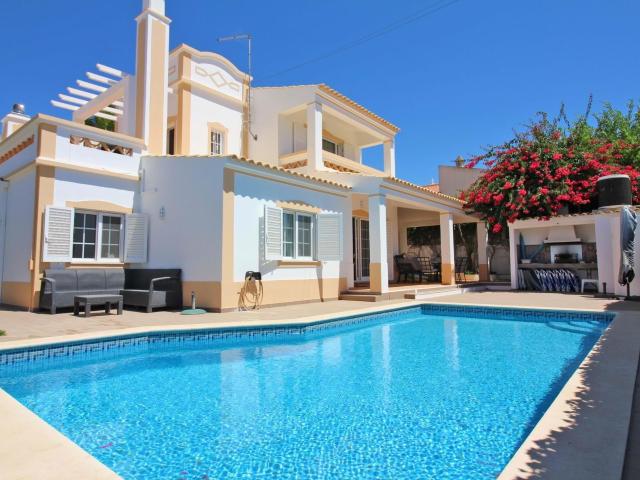 Moradia Isolada V4 c/ Piscina Aquecida em Zona Privilegiada. 458m² Guia