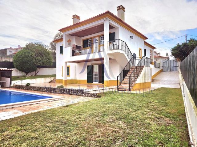 Moradia Isolada T4 de Prestígio com Piscina e Jardim