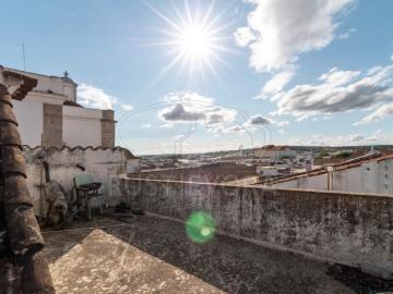 Moradia junto à Praça do Giraldo em Évora, nas arcadas medievais da Cidade, Património Mundial Unesco desde 1986