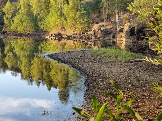 Moradia junto ao rio num local onde se formam pequenos lagos com vistas deslumbrantes tem 1 quarto e 3 suites com entrada independente pelo exterior, tem a vantagem de ser ideal para viver ou arrendamento
