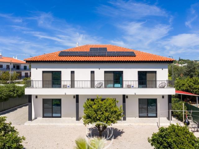 Moradia luminosa e espaçosa com 6 quartos e interiores moder. 154m² Vilamoura