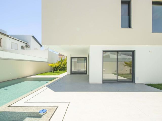 Moradia Luxo T4 Isolada em Belverde com Piscina