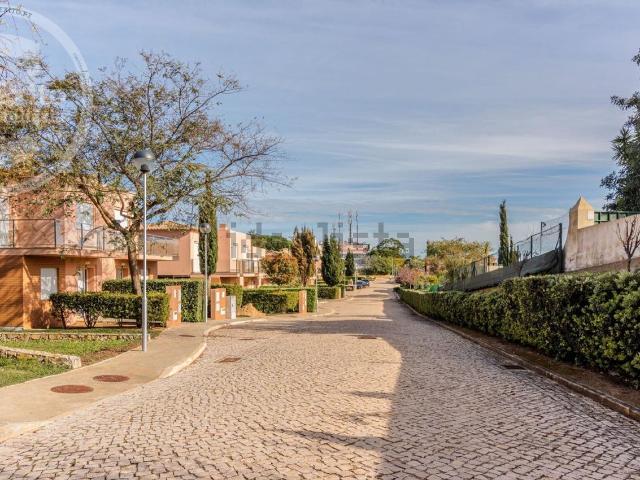 Moradia, Lagoa e Carvoeiro