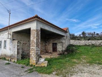 Moradia localizada em São Bento, Porto de Mós, a necessitar. 248m² São Bento