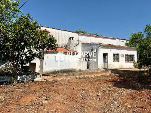 Moradia localizada em zona calma e residencial entre Vilamoura e Loulé