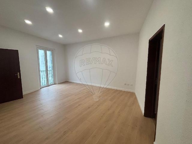 Moradia localizada no coração do Centro Histórico de Évora, distribuída por primeiro e segundo andar, combinando o charme da arquitetura tradicional com algumas renovações que valorizam o conforto e a funcionalidade