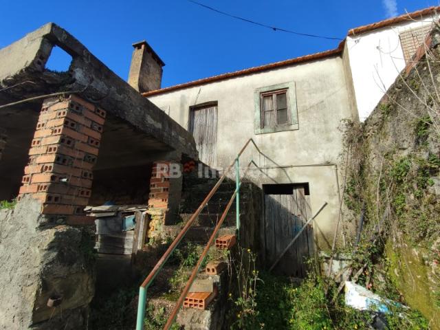 Moradia p/ Recuperar c/ terrenos Areias, Ferreira do Zêzere