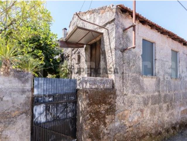 Moradia p/ Restaurar em Queirela