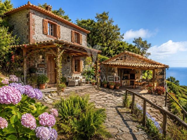 Moradia + Palheiro para Reconstrução | 750 m² de Terreno | À Beira da Estrada