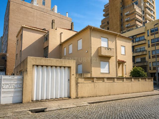 Moradia para Arrendamento com Jardim e Garagem – Ideal para Escritórios ou Serviços