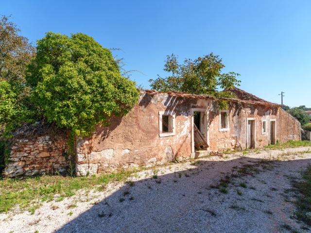 Moradia para demolir ou reconstruir em São Mamede, Batalha