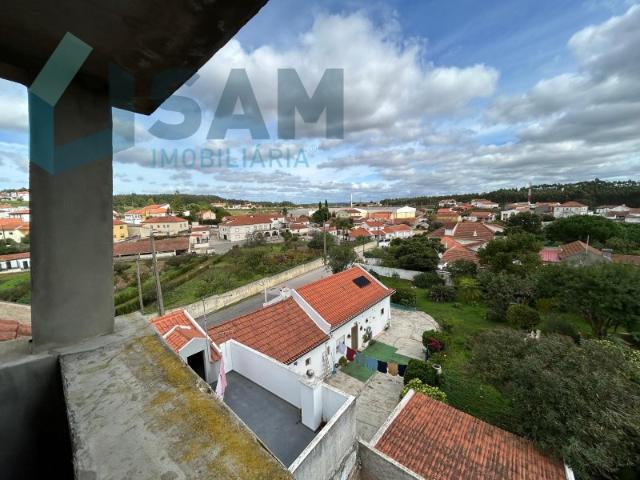 Moradia para Investimento com Garagem e Logradouro
