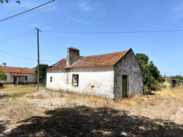 Moradia para reabilitação com 5.080 m² de terreno, poço e potencial de alteração completa junto à Barragem de Magos