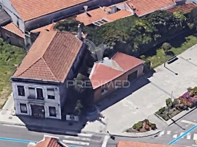 Moradia para Reabilitação | Centro da Gafanha da Nazaré | Potencial para 4 Apartamentos e Garagens