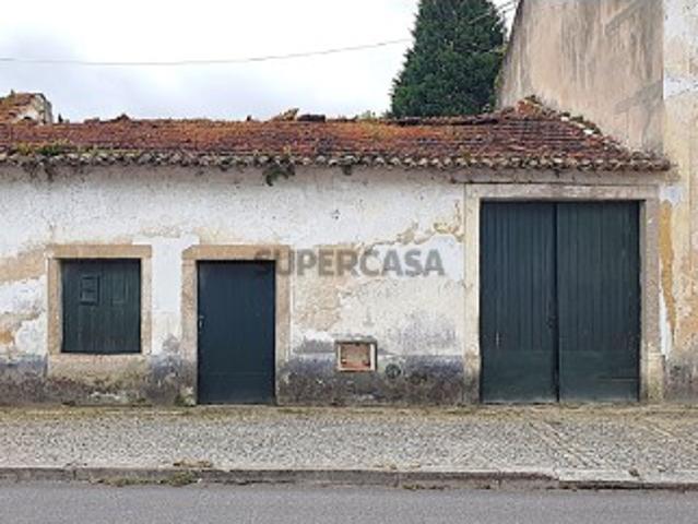 Moradia para Reabilitação Inserida em Terreno 700 m2 no Centro da Pocariça Cantanhede