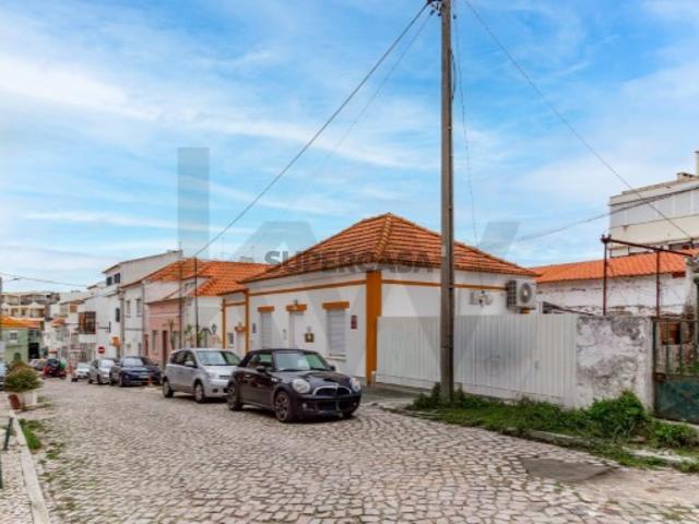 Moradia para Reabilitação Total no Centro da Costa da Caparica