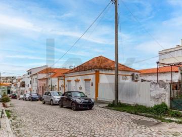 Moradia para Reabilitação Total no Centro da Costa da Caparica